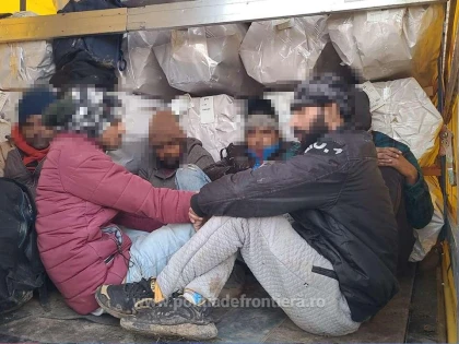 Nouă cetățeni din India şi Afganistan, depistați ascunşi în două TIR-uri, la Nădlac II