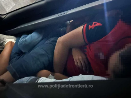 Nouă cetățeni din Sri Lanka au fost depistați ascunși în două autoturisme, la Nădlac II