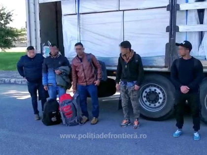 Nouă cetăţeni străini au fost depistați ascunși în două camioane la Vărșand și Nădlac
