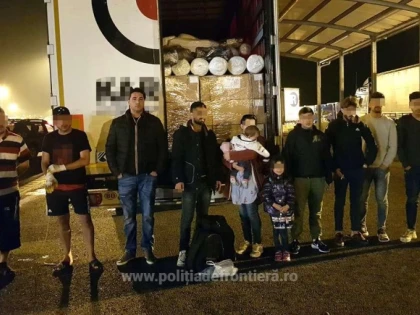Nouă cetăţeni străini, descoperiți ascunşi într-un automarfar la P.T.F. Nădlac II
