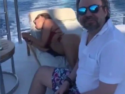 Noua cucerire a lui Bobby Păunescu este o bombă sexy