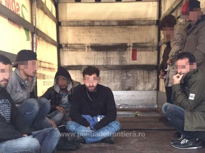 Nouă irakieni, ascunși într-o autoutilitară, prinși la frontiera Nădlac