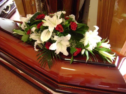 NOUA LEGE FUNERARĂ VINE CU AMENZI PENTRU FIRMELE DE POMPE FUNEBRE, DAR ȘI PENTRU RUDE