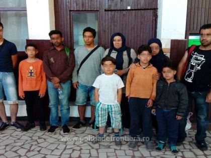 Nouă migranţi şi o călăuză, depistaţi de poliţiştii de frontieră de la Vărşand   