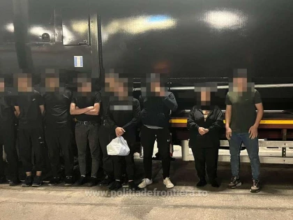 Nouă refugiați au fost găsiți de polițiștii de frontieră arădeni într-un TIR, la Nădlac II