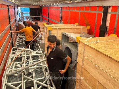 Nouă refugiați, depistaţi ascunși printre pâine congelată de polițiștii de frontieră de la PTF Nădlac