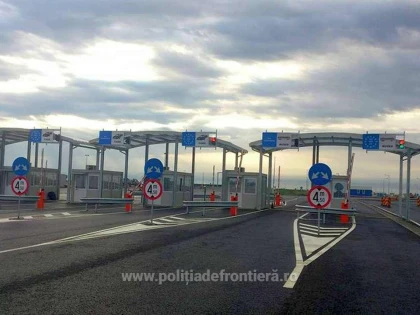 Nouă tineri din Afganistan, depistați ascunşi în două TIR-uri la PTF Nădlac II