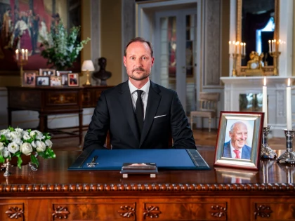  Noul rege al Norvegiei, Haakon al VIII-lea, depune jurământul în fața Parlamentului după moartea tatălui său 