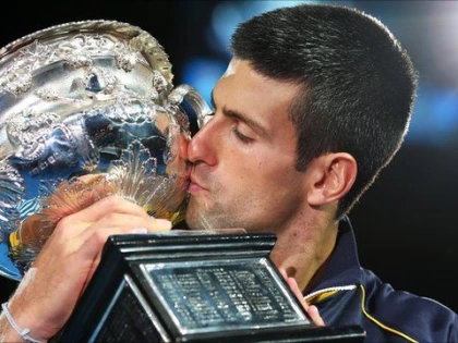 NOVAK DJOKOVIC A CASTIGAT AUSTRALIAN OPEN. SARBUL ARE CINCI TROFEE LA MELBOURNE!