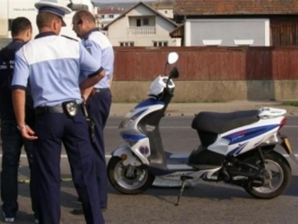 Nu merge "și așa"! Un bărbat a fost prins conducând fără permis un moped neînregistrat