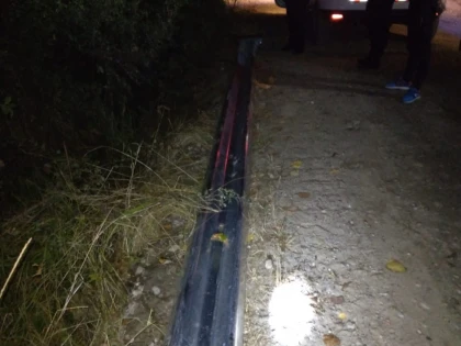 Nu unul, ci doi Bulă au furat parapetul de pe marginea unui drum comunal și l-au cărat cu mopedul