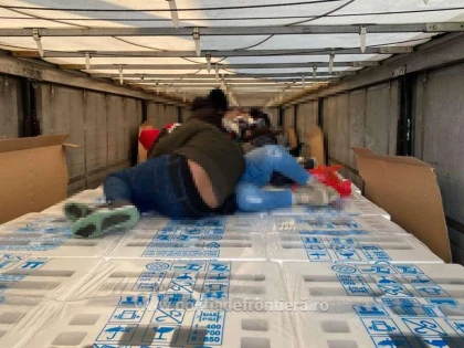 Număr record de refugiați prinși la Nădlac. 71 de cetățeni străini erau ascunși în două mijloace de transport