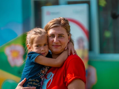 Numărul mamelor care lucrează în străinătate, pentru că nu își găsesc de lucru în România este dublu față de cel al taților
