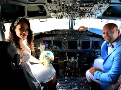 Nuntă inedită. Un pilot român s-a căsătorit cu logodnica lui într-un avion