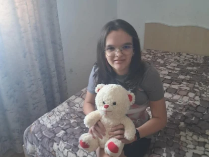 O adolescentă de 13 ani luptă cu scolioza severă: „Visez să pot alerga și să trăiesc fără durere”