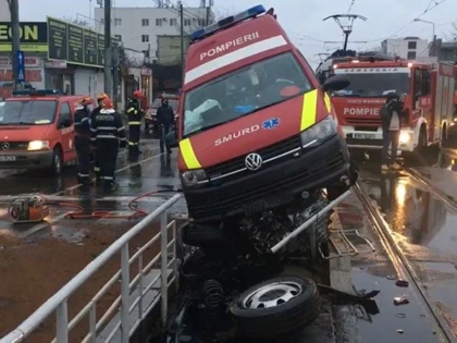 O ambulanță a intrat pe refugiul de tramvai, în Capitală. Trei răniţi grav
