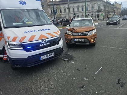 O ambulanță care transporta un pacient a fost implicată într-un accident, la Podgoria 
