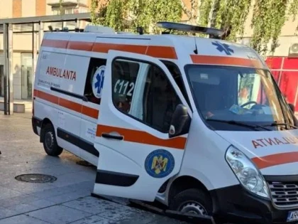 O ambulanță s-a împotmolit în fântâna arteziană de pe Aleea Borsec, în timp ce intervenea la un pacient aflat în criză de epilepsie