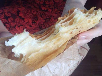 O ARĂDEANCĂ A GĂSIT O CAPSĂ ÎN PLĂCINTA CU BRÂNZĂ CUMPĂRATĂ DE LA PATISERIE