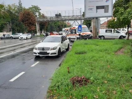 O asistentă medicală a fost rănită, după ce ambulanța în care se afla a fost accidentată pe Calea Victoriei