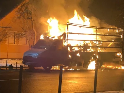 O autoutilitară a fost incendiată, vineri noapte, în Arad