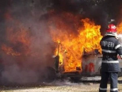 O autoutilitară parcată pe o stradă din Săvârșin, distrusă în urma unui incendiu