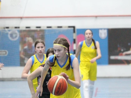 O baschetbalistă de la CSȘ Gloria se pregătește la Arad, cu naționala sub 14 ani