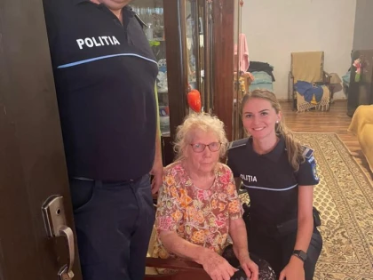 O bătrânică dintr-un bloc social este ajutată de polițiști să supraviețuiască