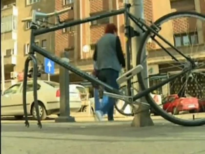 O BICICLETA PARCATA IN FATA SCOLII A FOST LASATA FARA ROTI DE UN ELEV DE 13 ANI