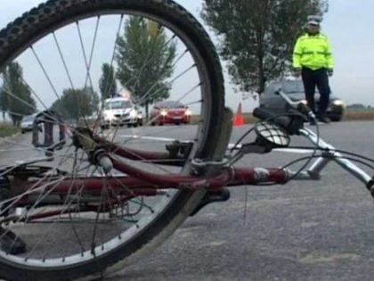 O biciclistă a ajuns în stare gravă la spital, după ce a fost lovită de un autotren, la Pilu