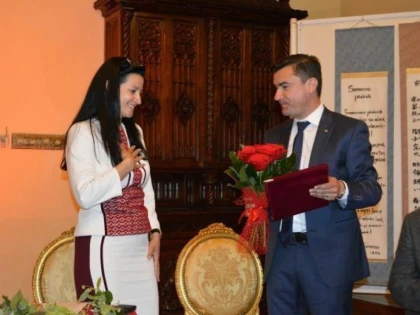 O brunetă controversată din Arad, propusă pentru titlul de cetăţean de onoare al Iaşului
