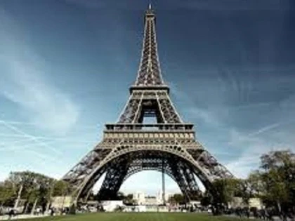 O bucată din scara originală a Turnului Eiffel, vândută pentru o sumă enormă