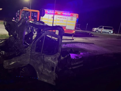 O camionetă care transporta trei autoturisme s-a făcut scrum, pe autostrada A1, în apropiere de Pecica