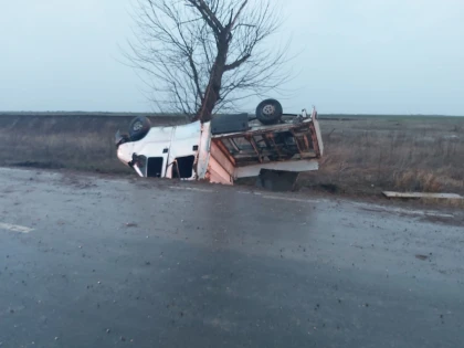 O camionetă cu șapte persoane s-a răsturnat pe drumul Arad-Șiria