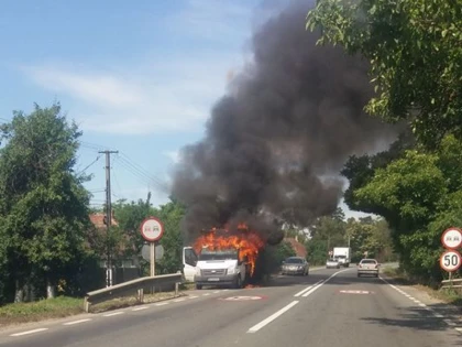 O camionetă plină cu băuturi a luat foc, pe drumul Arad-Lipova