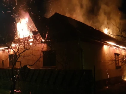 O casă a ars în totalitate, la Petriș