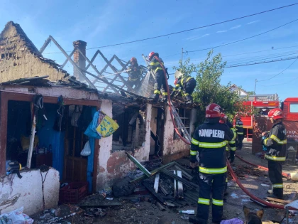 O casă de pe Tarafului, arsă aproape în întregime