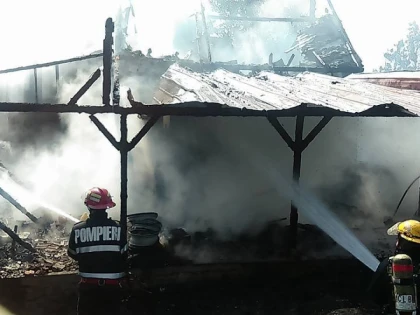 O casă din cartierul Via Carmina a luat foc după ce a fost lovită de un fulger
