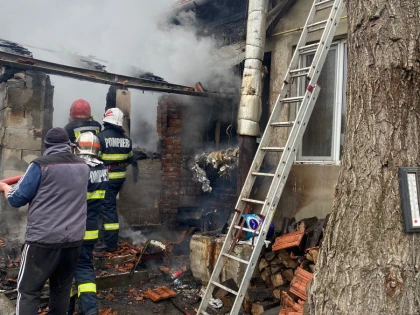 O casă din Zimandu Nou a fost cuprinsă de flăcări. Pompierii au avut nevoie de două ore să stingă incendiul