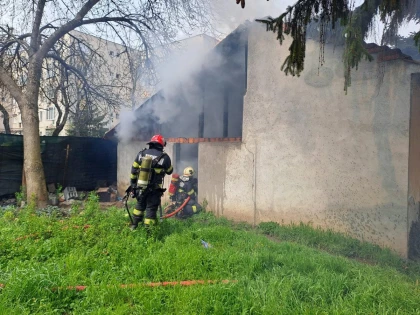 O casă părăsită a luat foc în municipiul Arad