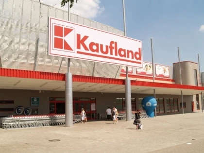 O casieră din Arad primește daune din partea Kaufland, în urma unui accident de muncă
