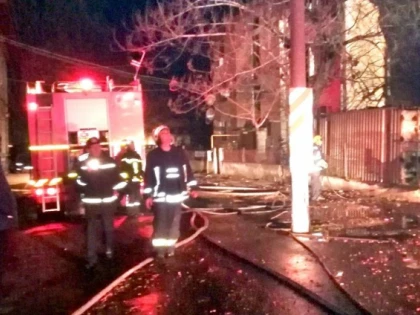O clădire CFR din apropierea Gării Curtici, distrusă de un incendiu