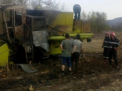 O combină a luat foc la Honțișor