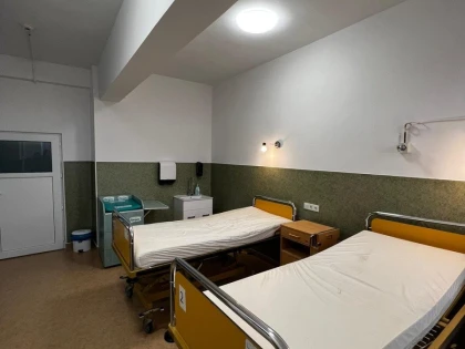 O doctoriţă din Arad a renovat un salon de la Matern din banii ei