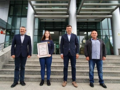 O elevă care a bținut zece pe linie la Bacalureat  primit diploma „Arădeni cu care ne mândrim”