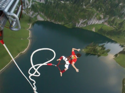 O engleză prost vorbită a ucis o adolescentă care a vrut să facă bungee jumping