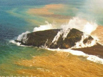 O erupţie vulcanică submarină a scufundat o insulă şi a creat o alta de trei ori mai mare
