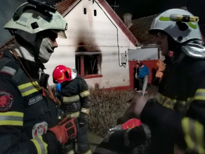 O familie și-a pierdut locuința, din cauza unui incendiu. ISU Arad trage un nou semnal de alarmă