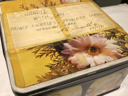 O felie de tort de la nunta lui Charles cu prinţesa Diana, din 1981, a fost vândută cu 1.850 de lire