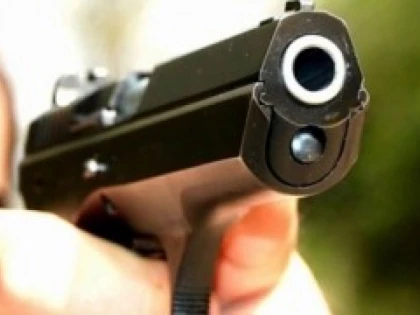 O femeie a fost împuşcată mortal, într-o agenţie de turism